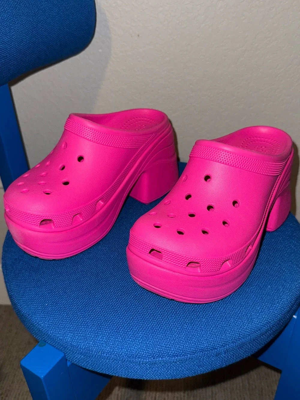 CROCS Hot Pink Siren Clogs Size 7